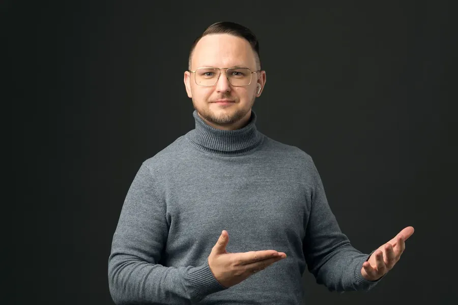 Рогачев Дмитрий Васильевич показывает на форму: разбор ведёт он или менеджер проекта