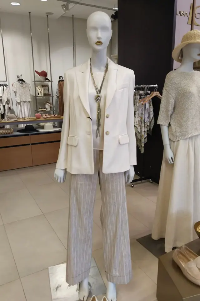 Фото из магазина Emporio: белый жакет и брюки в полоску на манекене в зале