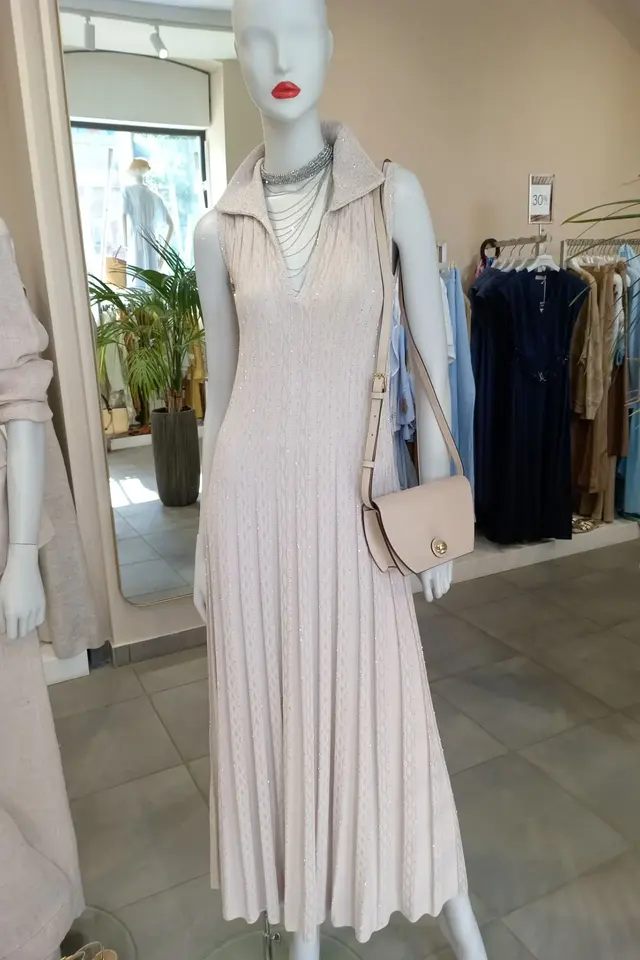 Фото из магазина Emporio: трикотажное платье и сумка на манекене в зале