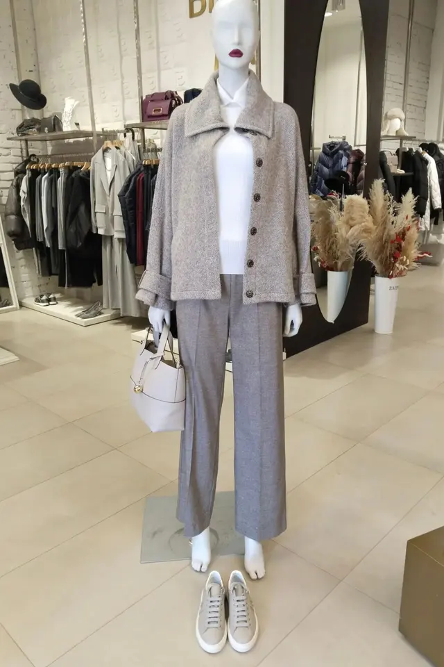 Фото из магазина Emporio: жакет, брюки, кеды и сумка на манекене в зале