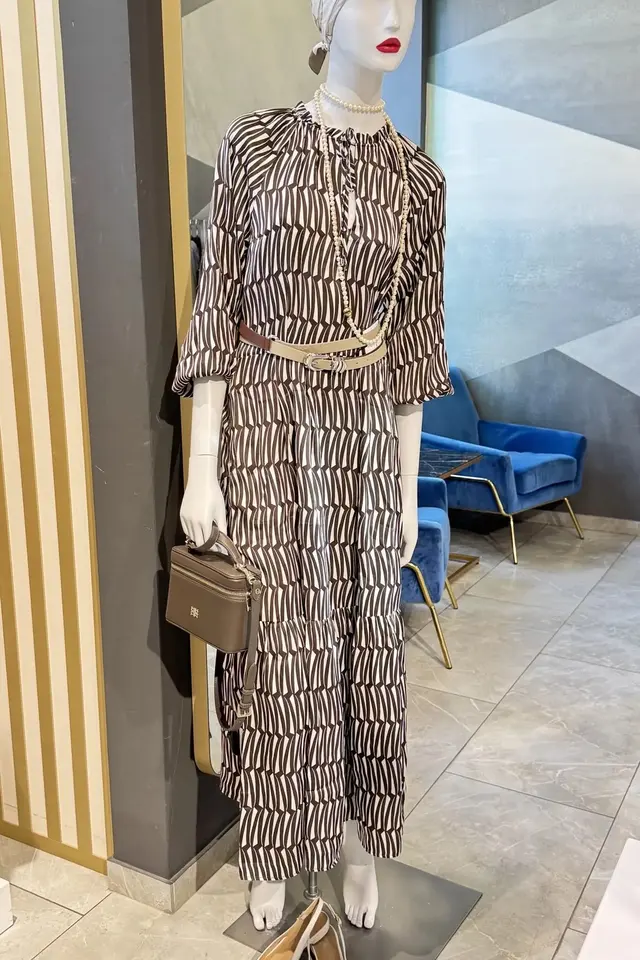 Фото из магазина Emporio: платье с принтом, пояс и сумка на манекене в зале