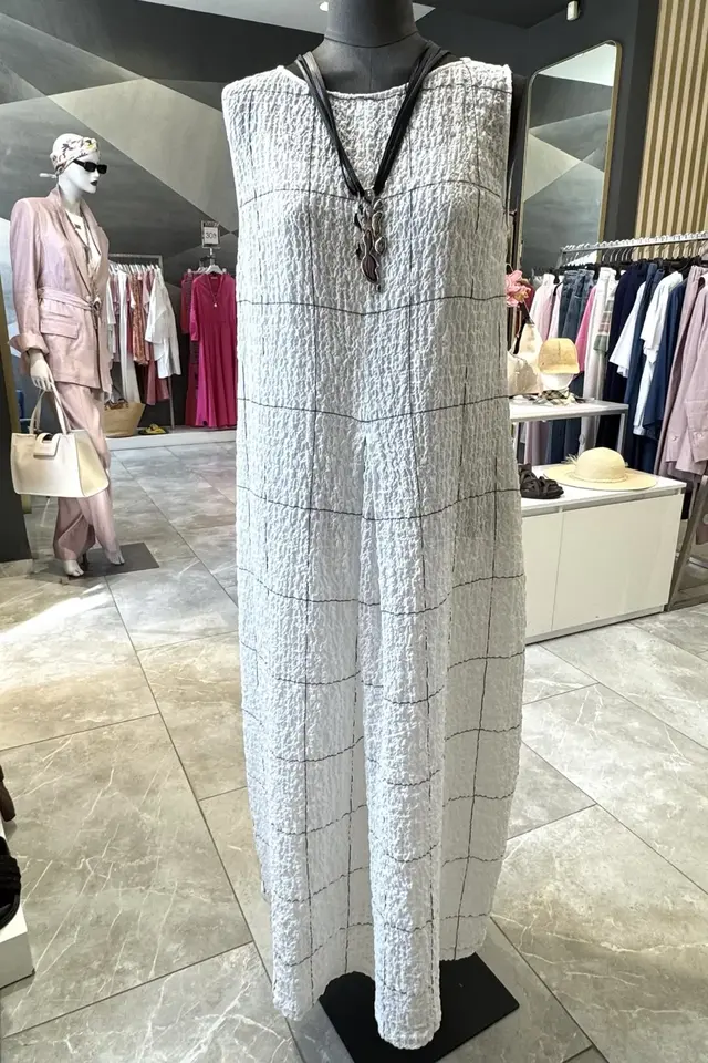 Фото из магазина Emporio: белое платье в клетку и сандалии на манекене в зале
